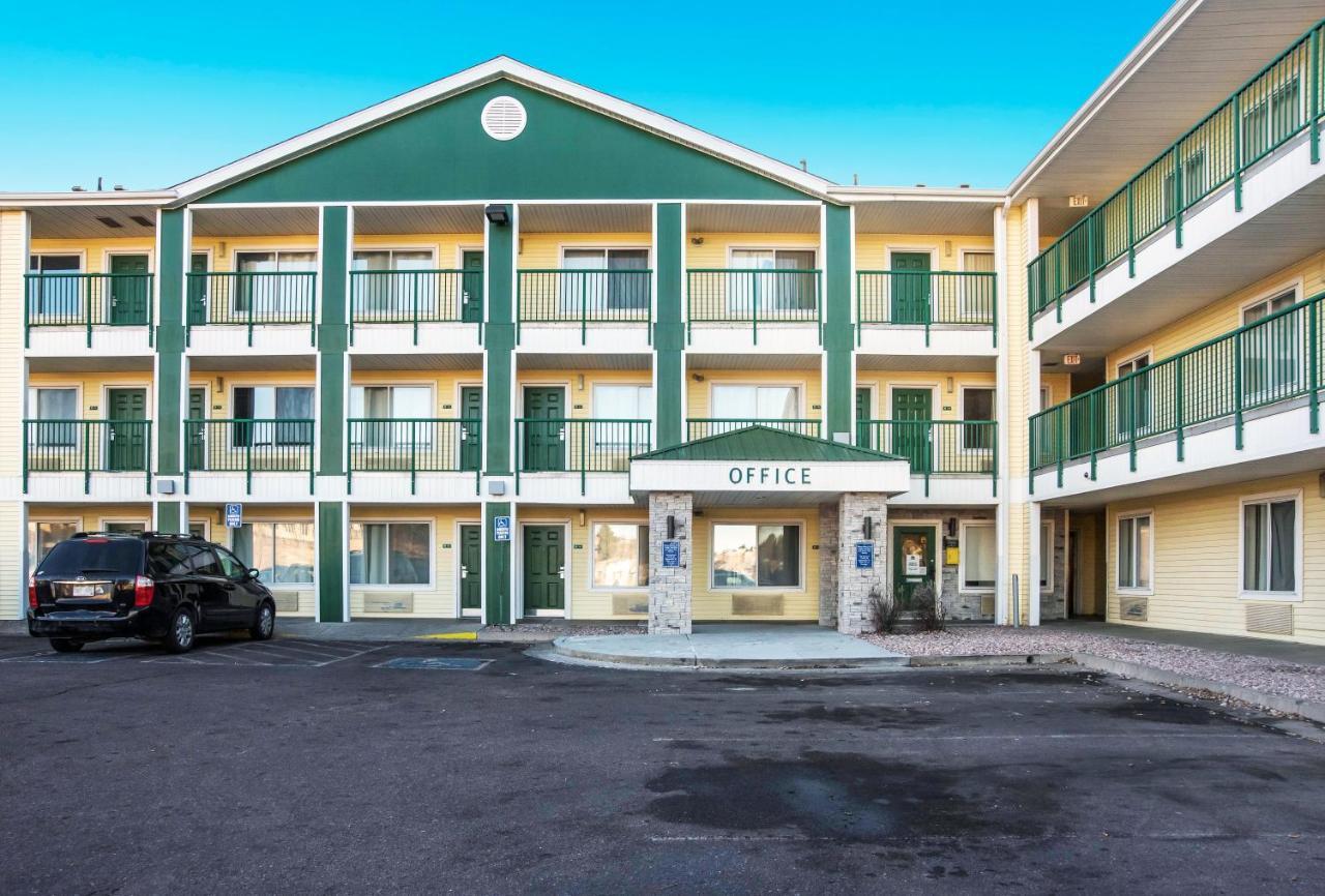 โฮมทาวน์ สตูดิโอ โคโลราโดสปริงส์ - แอร์พอร์ต Motel ภายนอก รูปภาพ