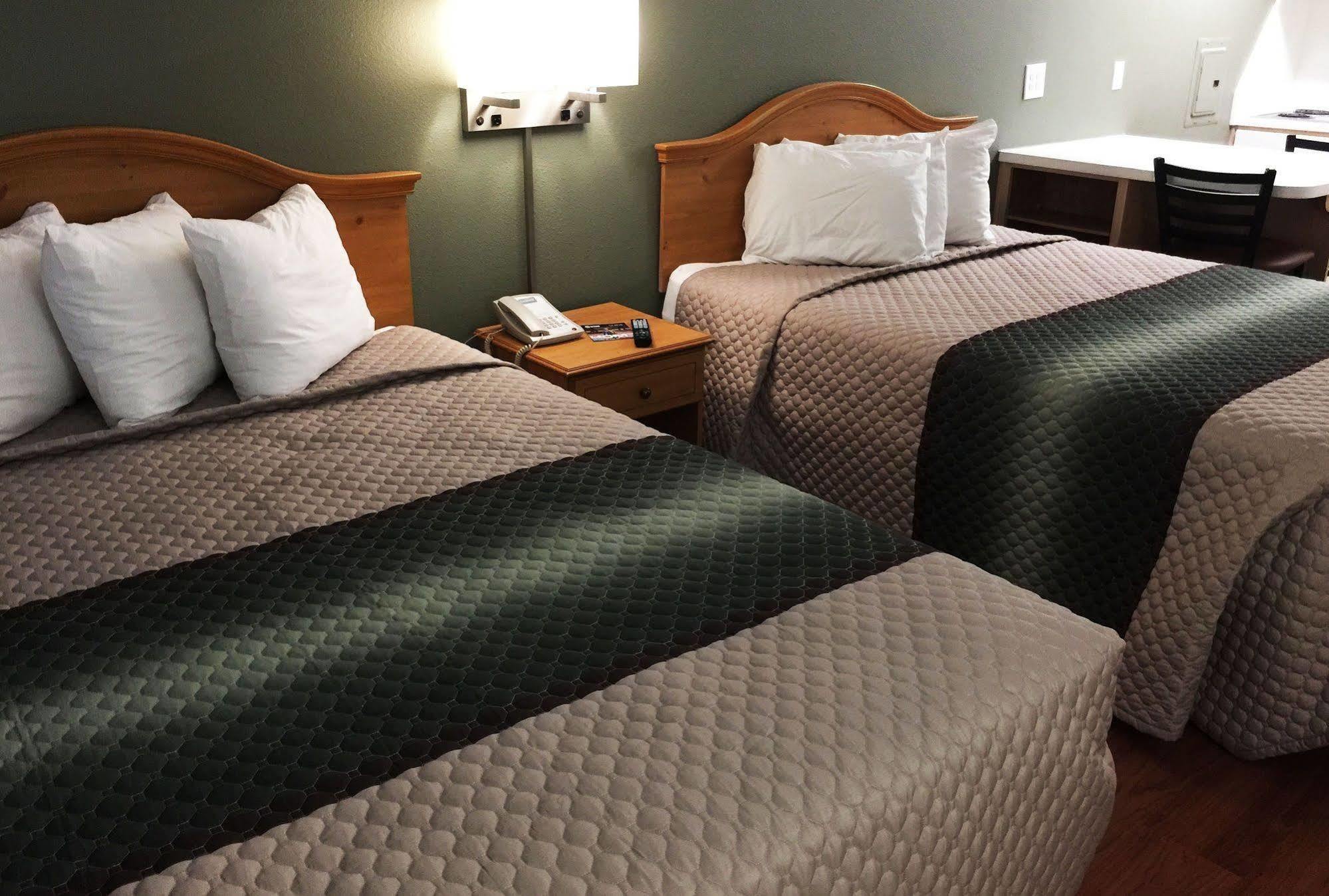 โฮมทาวน์ สตูดิโอ โคโลราโดสปริงส์ - แอร์พอร์ต Motel ภายนอก รูปภาพ